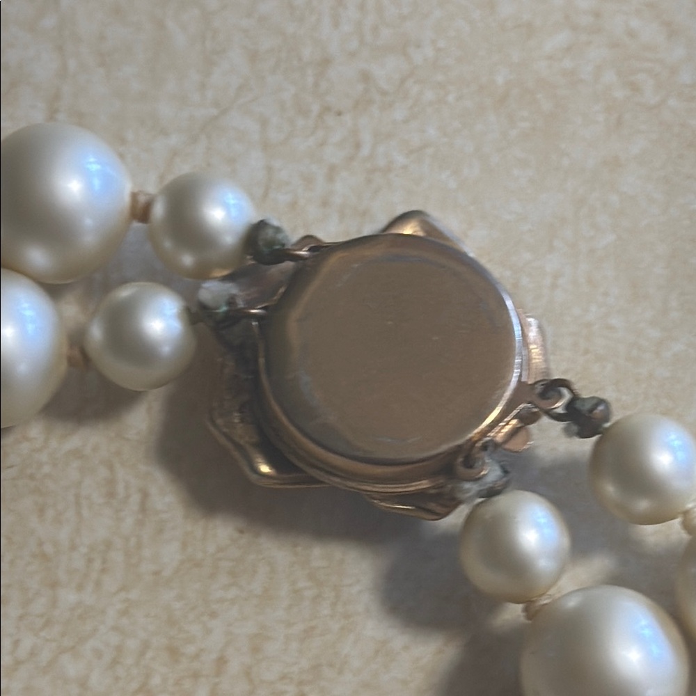 Elegant Faux Pearl Necklace with Floral Accent Vintage - Picture 4 of 7